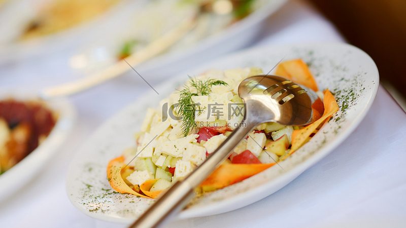 预制菜餐盒材质大揭秘：PP与PET的差异化解析